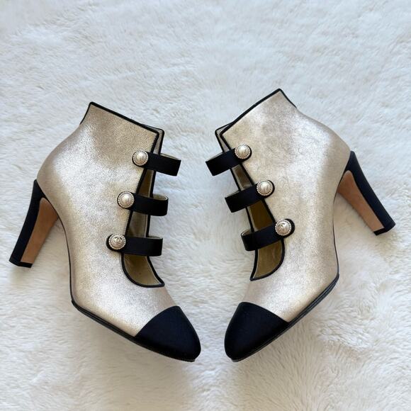 NEW!! Chanel 2018 Gold Toe Leather Pearl Button Boots Heels 38 EU Retail 1400$ - Picture 1 of 11